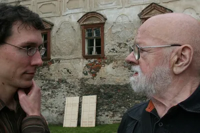 Pirkenštejnský ptáček: Ivan Vyskočil (vpravo) a PJN (vlevo) a mezi nimi prkna, která znamenají svět
