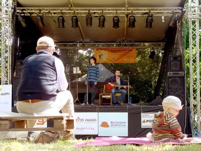 Cihlafest: vlevo domorodec, vpravo Jonáš