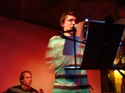 Dvojdivadelní jednokoncert:: I SAD si udělal svůj plakát na vystoupení s Filtrem v Rybě naruby